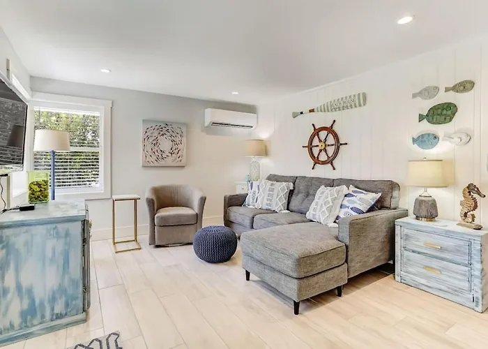 The Reef - Cozy Hideaway - Private Patio - Located Steps From The Beach