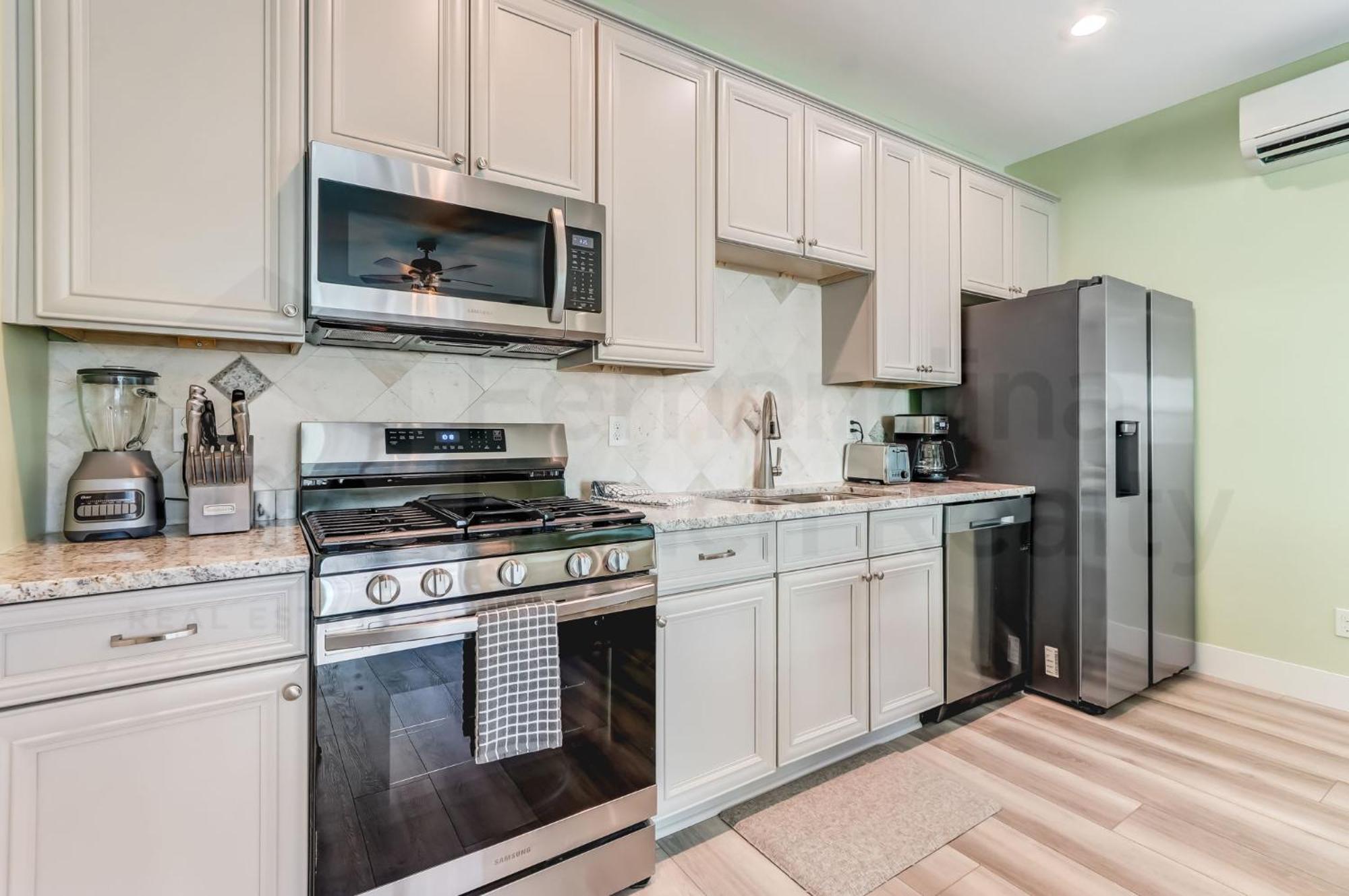 Holiday home Brand New Build Dog Friendly Close To Ocean Above Garage 5631