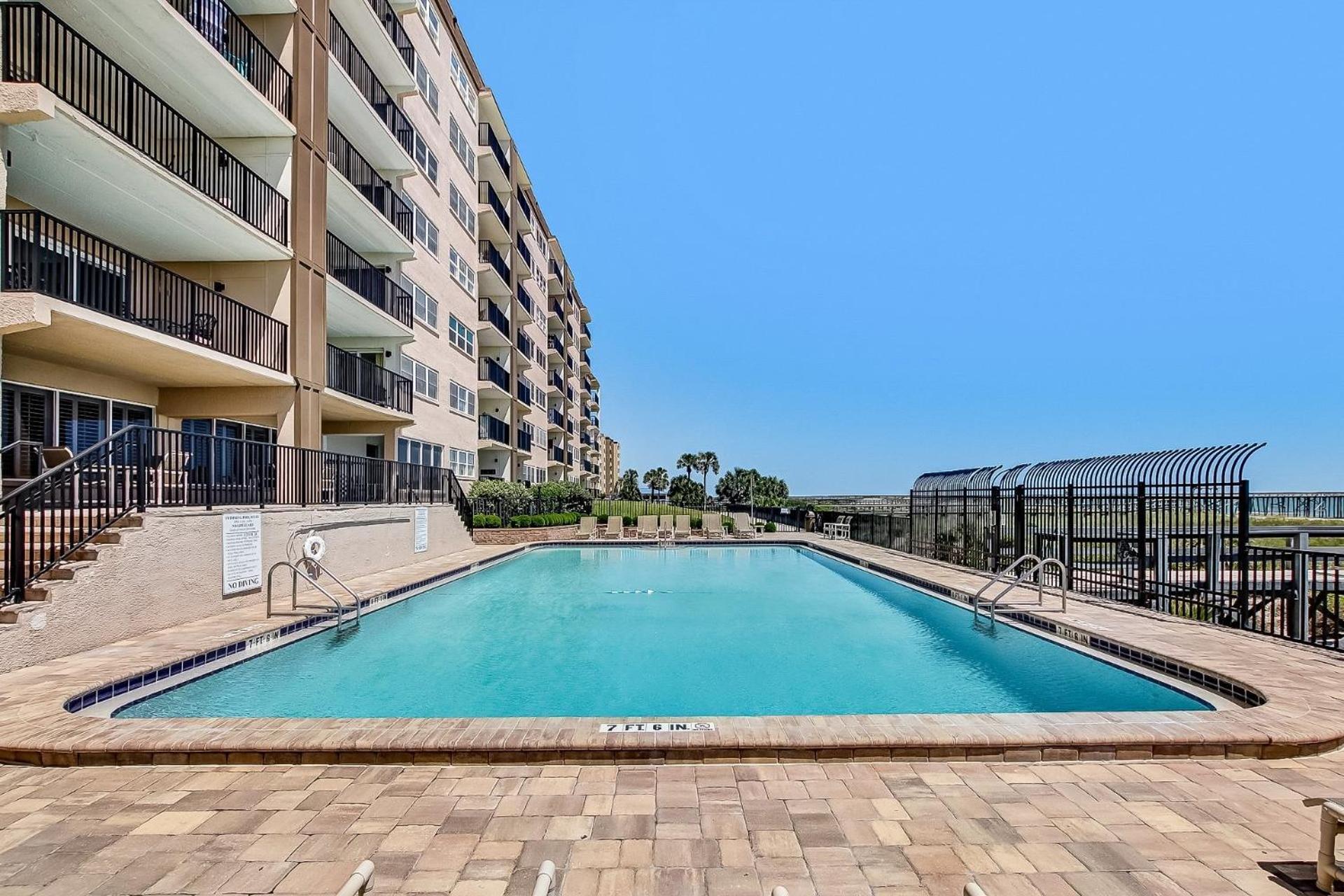 Nautical Oceanfront Apartment *