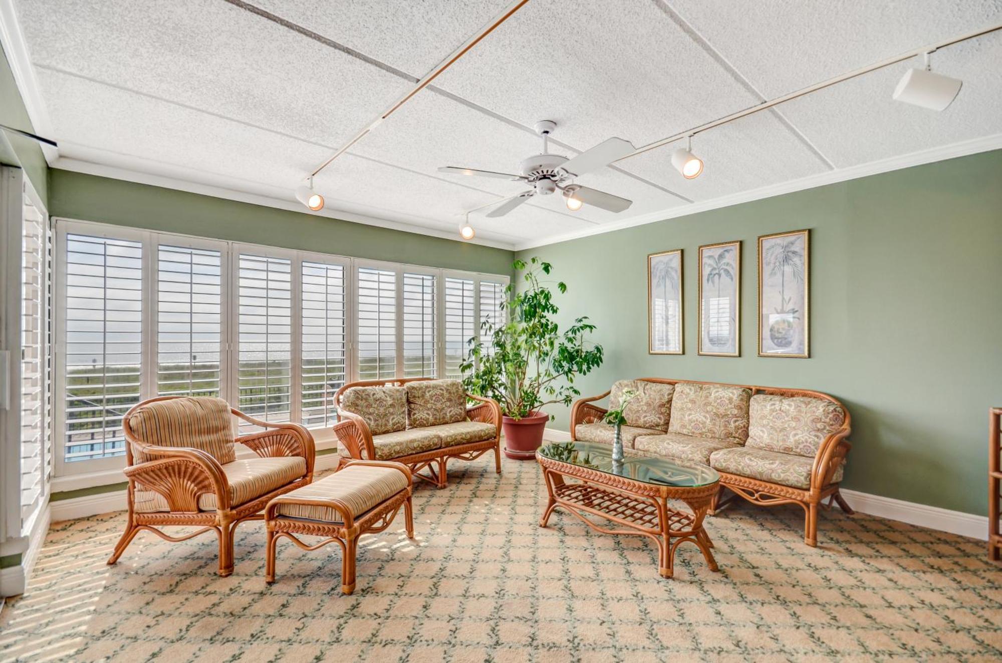 2nd Floor 2 Bed/2 Bath Beachfront Sleeps 6. Patio & Pool. Holiday home Fernandina Beach
