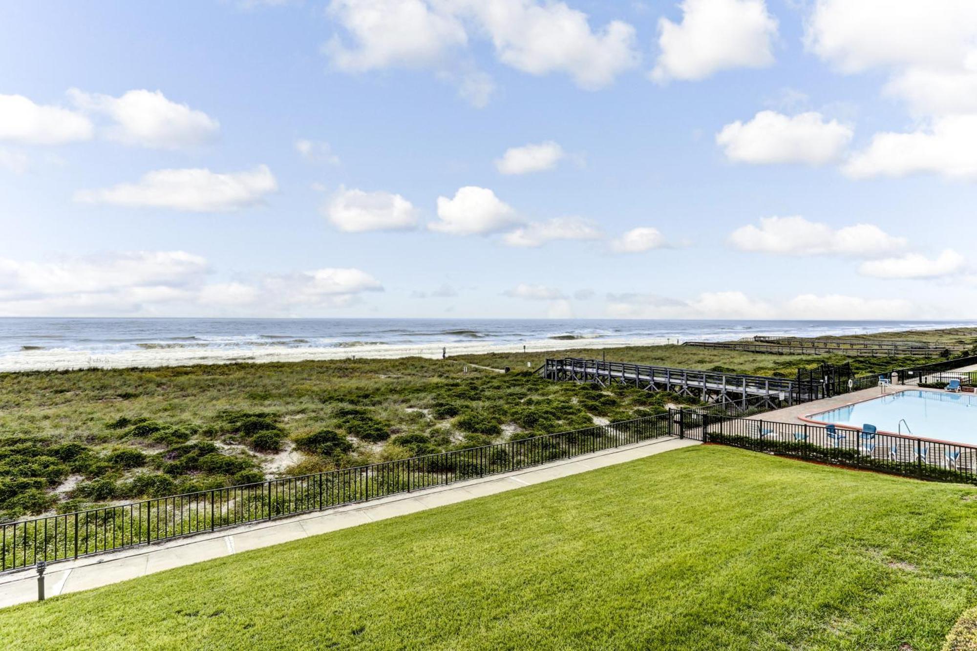 2nd Floor 2 Bed/2 Bath Beachfront Sleeps 6. Patio & Pool. Fernandina Beach