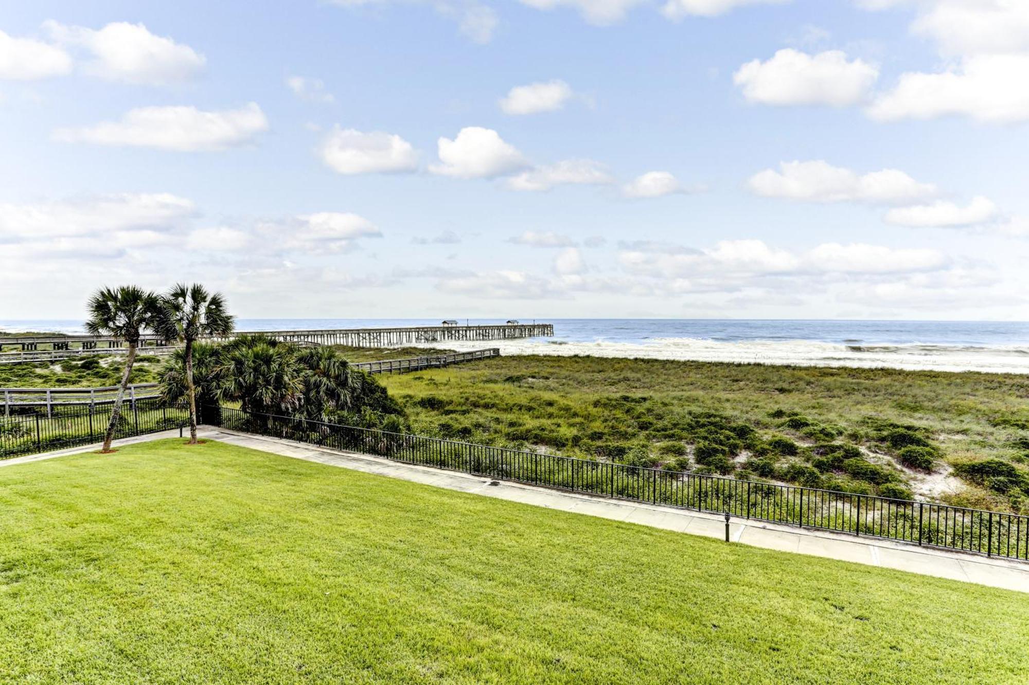 2nd Floor 2 Bed/2 Bath Beachfront Sleeps 6. Patio & Pool. Fernandina Beach