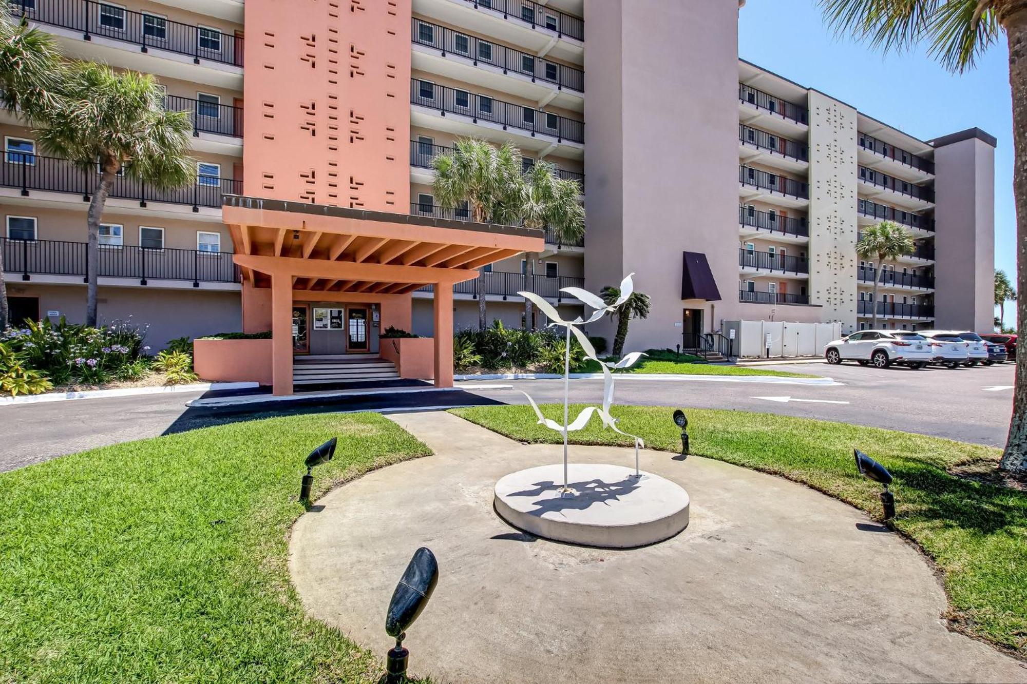 Holiday home Family Friendly 6th Floor 3 Bed/2 Bath Beachfront Sleeps 8. Ocean View Balcony & Pool. *