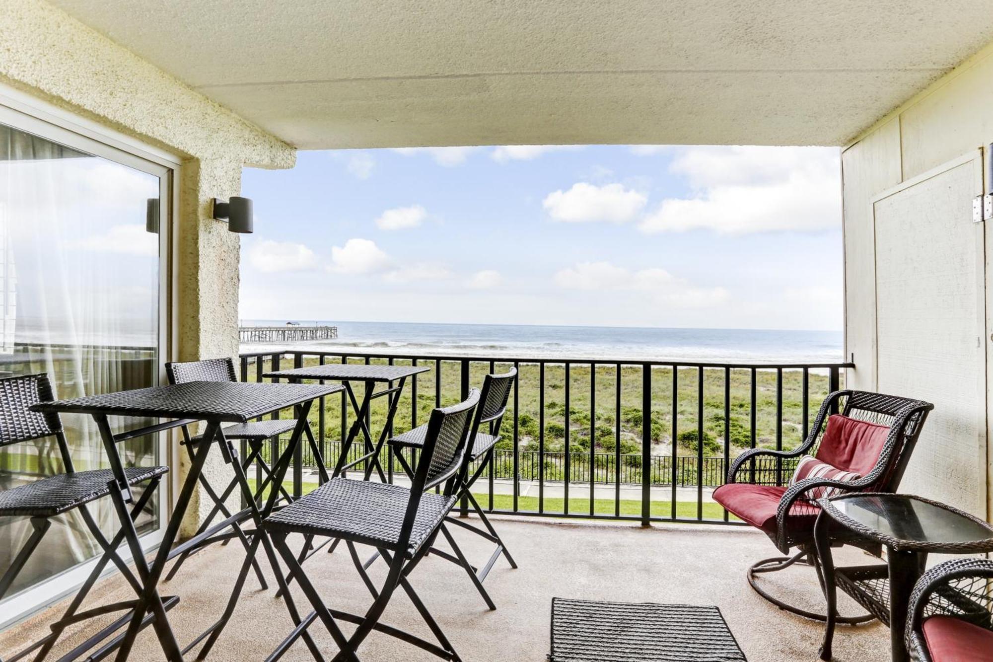 2nd Floor 2 Bed/2 Bath Beachfront Sleeps 6. Patio & Pool. Holiday home Fernandina Beach