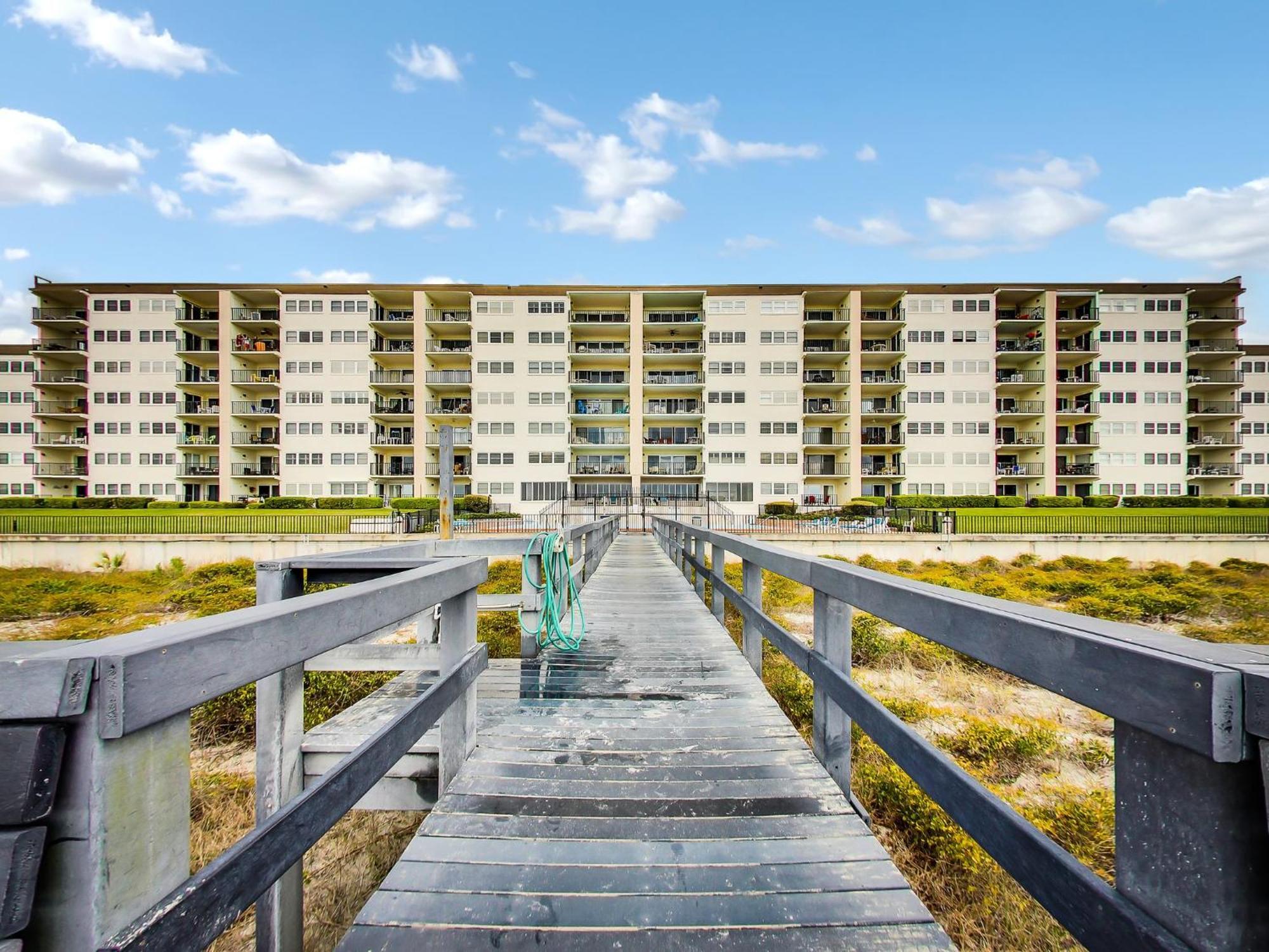 Family Friendly 6th Floor 3 Bed/2 Bath Beachfront Sleeps 8. Ocean View Balcony & Pool. Holiday home *