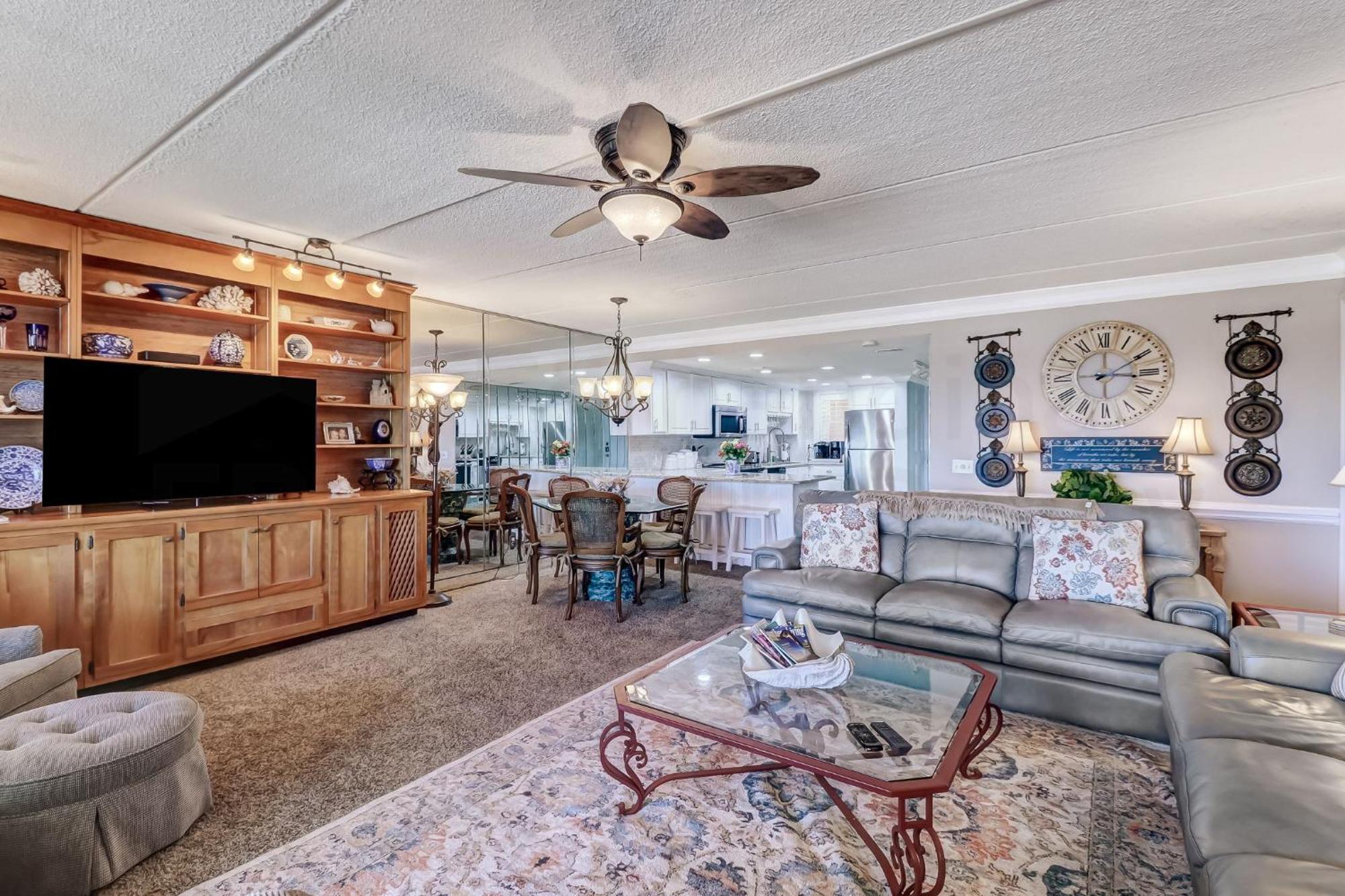 Family Friendly 6th Floor 3 Bed/2 Bath Beachfront Sleeps 8. Ocean View Balcony & Pool. Holiday home