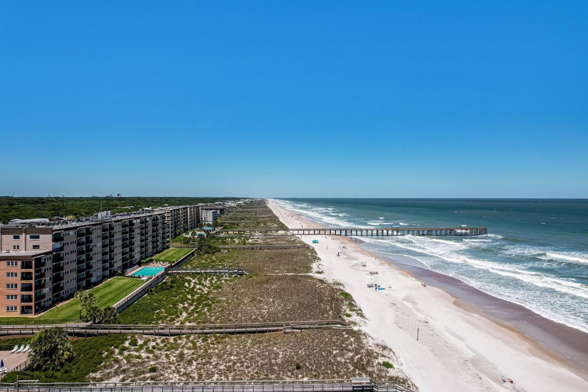 Holiday home Updated 3rd Floor, 2 Bed/2 Bath Oceanfront Sleeps 6. View Balcony & Pool