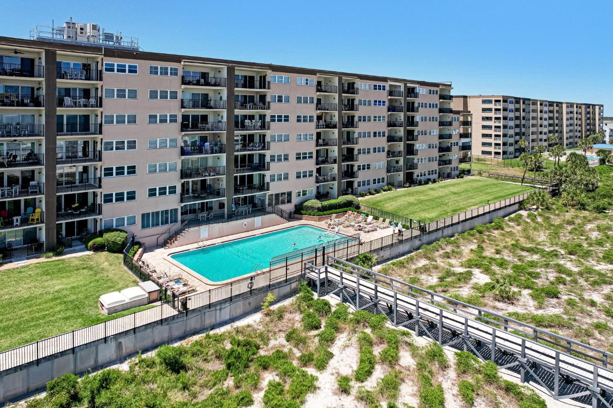 Updated 3rd Floor, 2 Bed/2 Bath Oceanfront Sleeps 6. View Balcony & Pool Holiday home