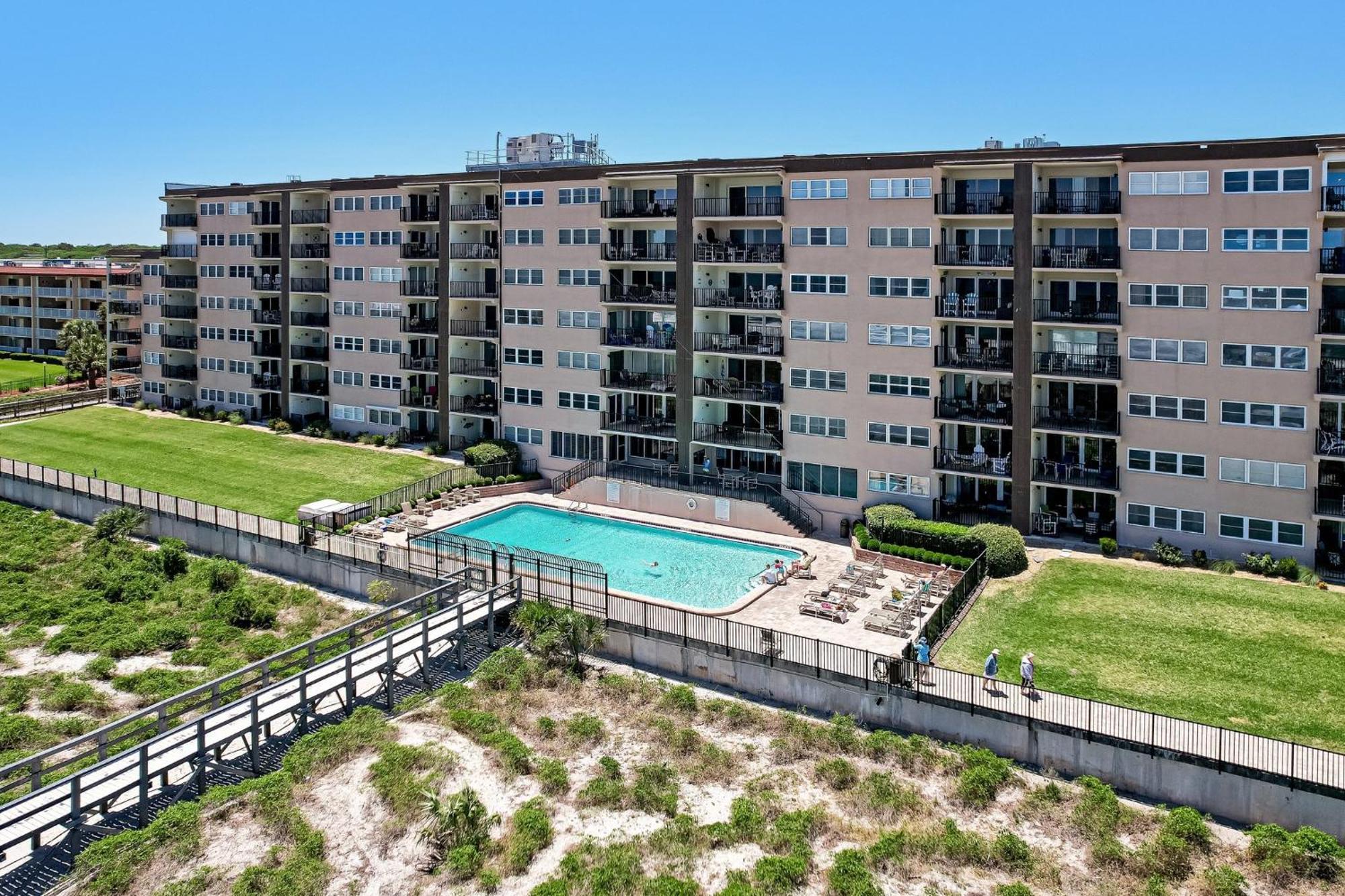 Holiday home Updated 3rd Floor, 2 Bed/2 Bath Oceanfront Sleeps 6. View Balcony & Pool *