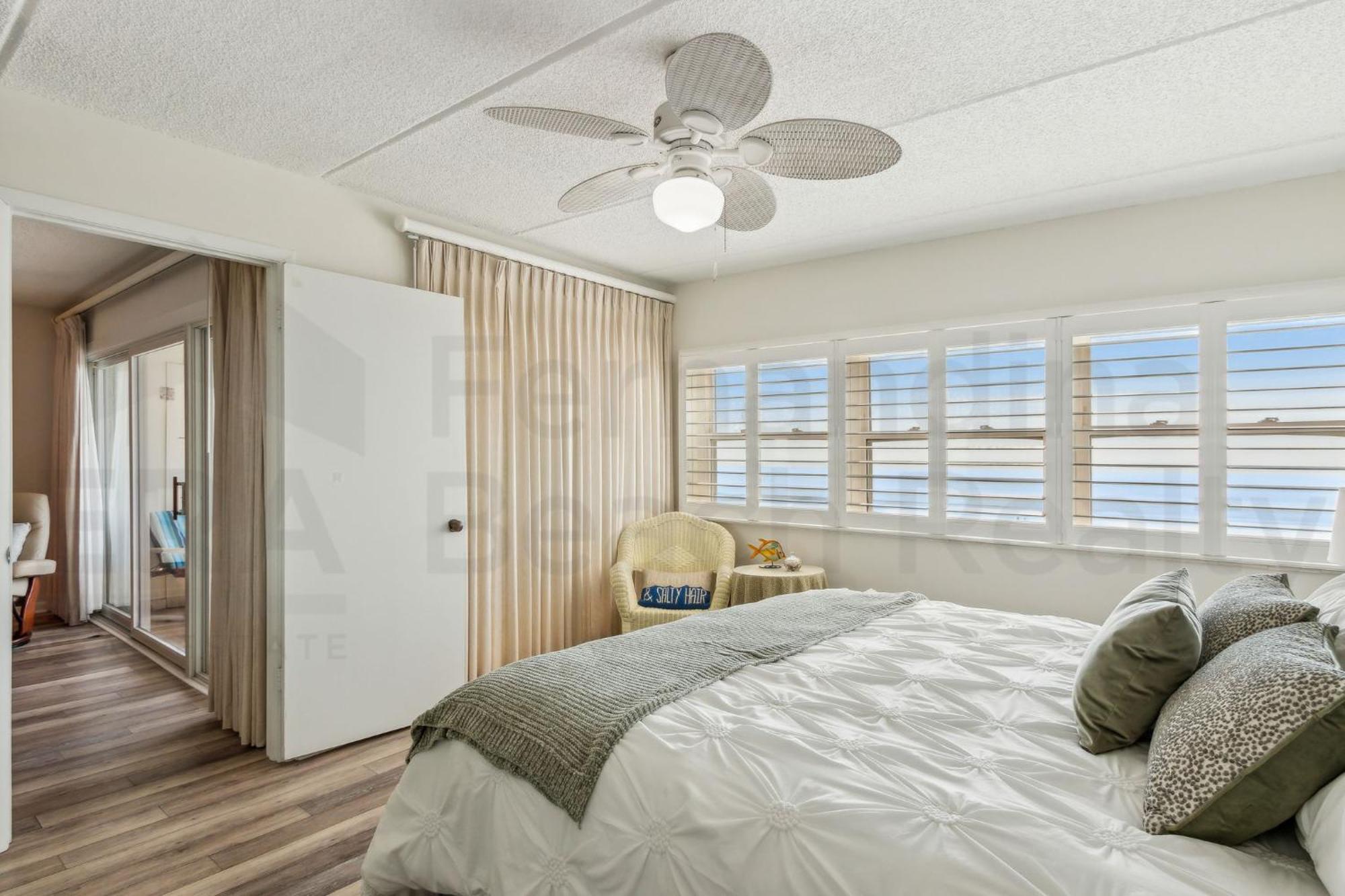 Holiday home Updated 3rd Floor, 2 Bed/2 Bath Oceanfront Sleeps 6. View Balcony & Pool Fernandina Beach