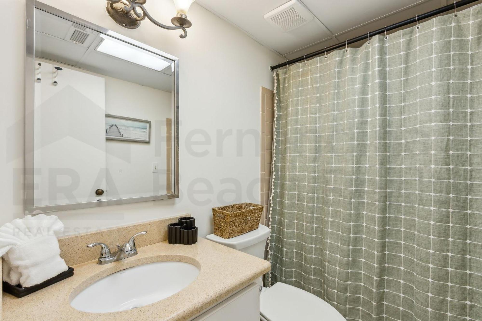 Updated 3rd Floor, 2 Bed/2 Bath Oceanfront Sleeps 6. View Balcony & Pool Holiday home