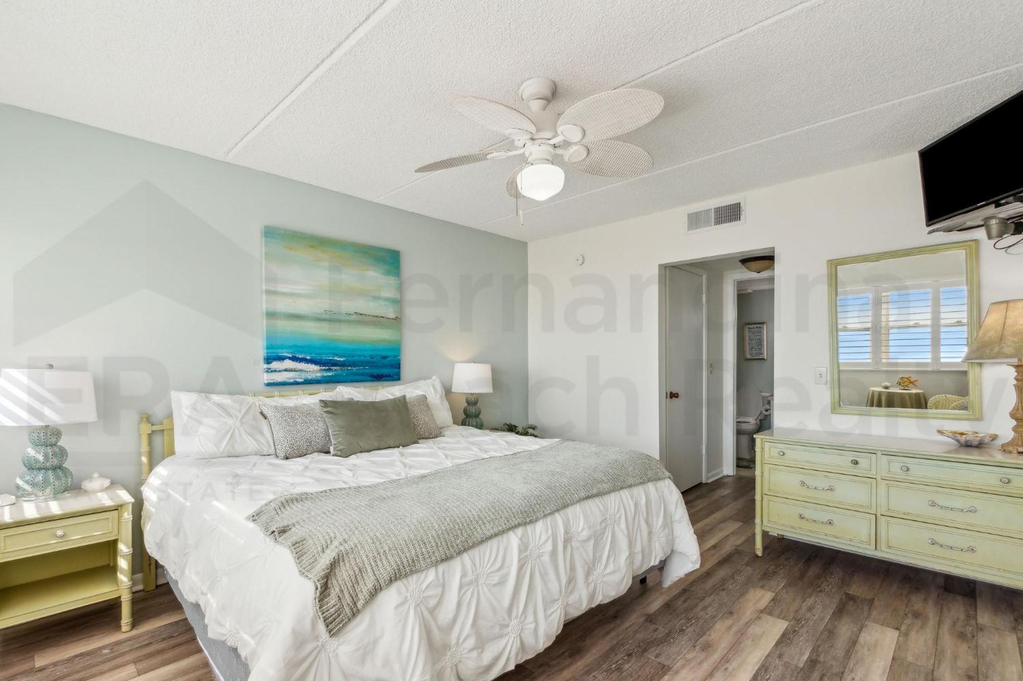 Holiday home Updated 3rd Floor, 2 Bed/2 Bath Oceanfront Sleeps 6. View Balcony & Pool