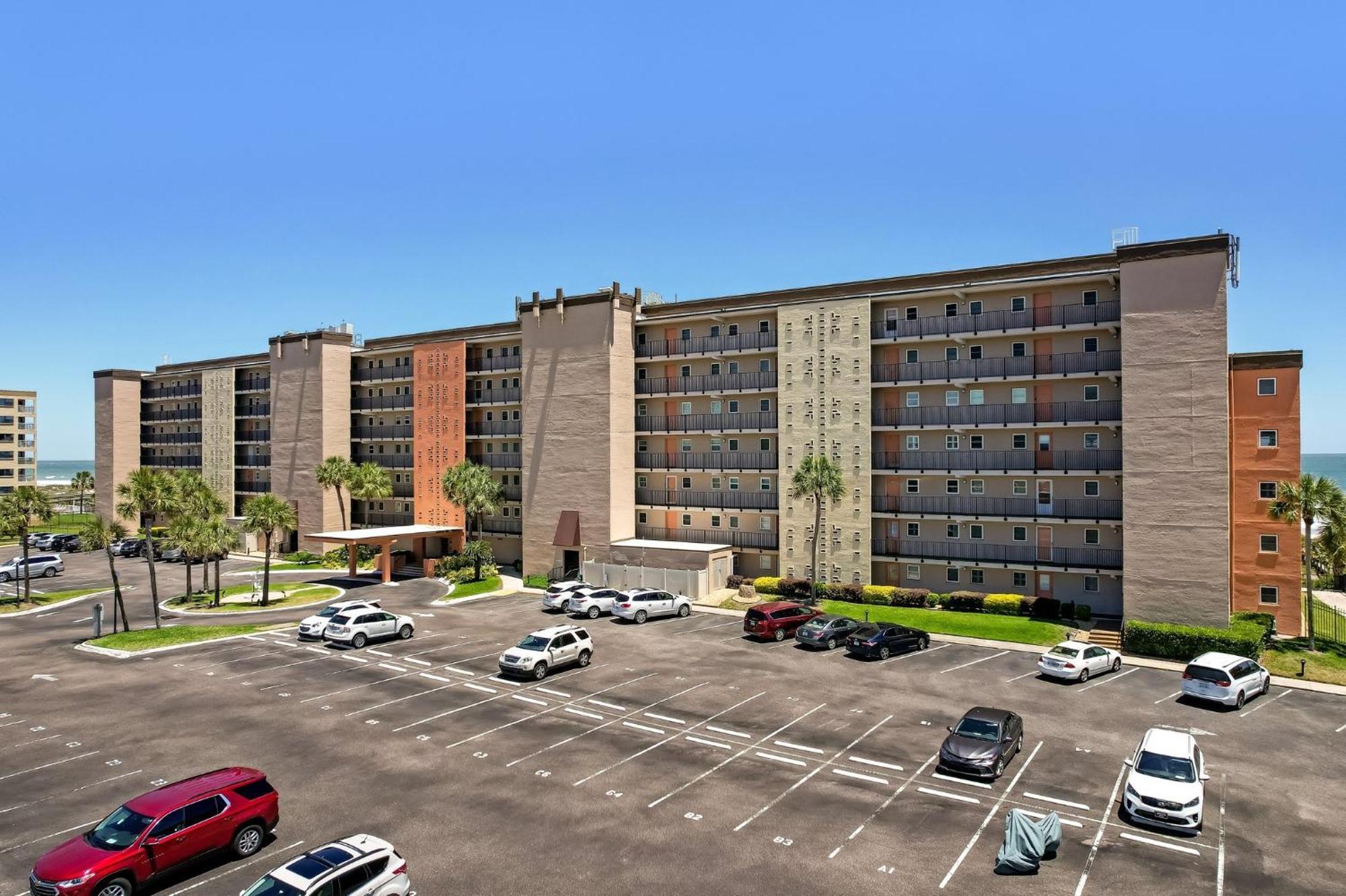 Updated 3rd Floor, 2 Bed/2 Bath Oceanfront Sleeps 6. View Balcony & Pool Fernandina Beach