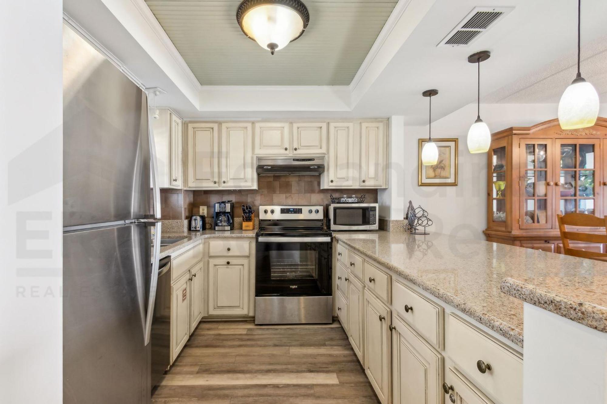 Updated 3rd Floor, 2 Bed/2 Bath Oceanfront Sleeps 6. View Balcony & Pool Holiday home