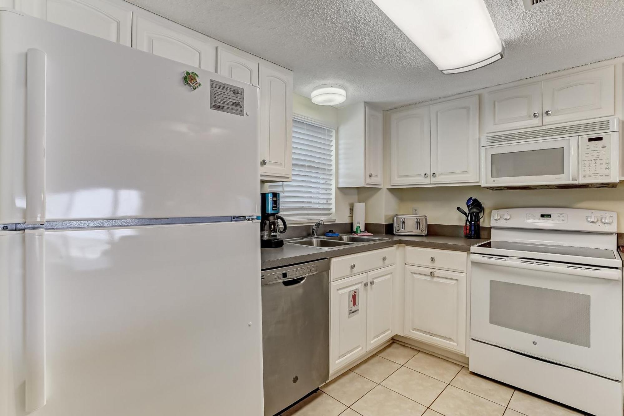 Beachfront 2nd Floor Unit. 2 Bedroom 2 Bath Private Balcony With Sweeping Ocean View Holiday home
