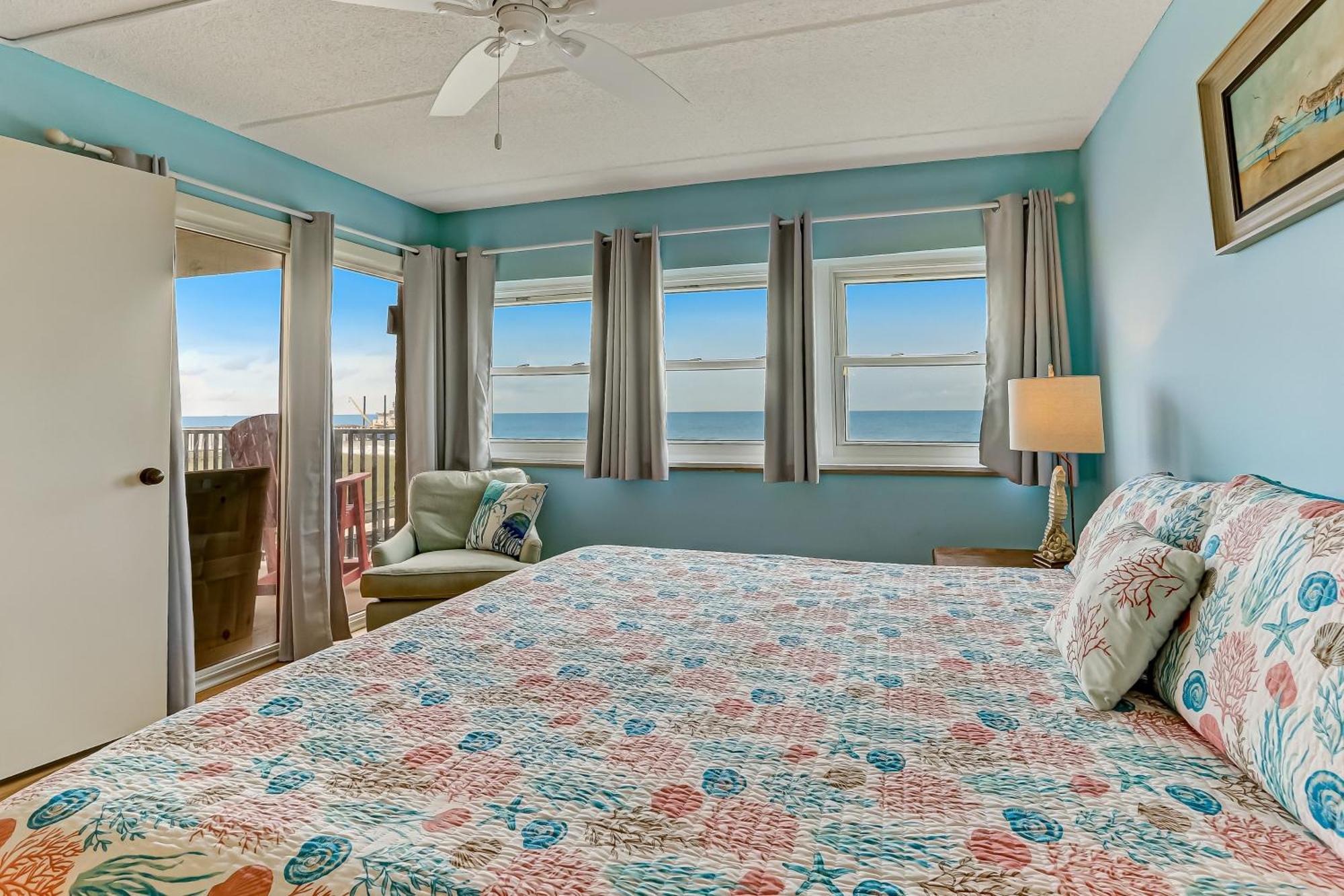 Beachfront 2nd Floor Unit. 2 Bedroom 2 Bath Private Balcony With Sweeping Ocean View Holiday home