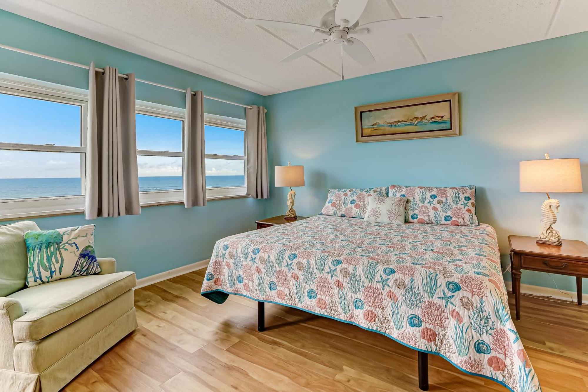 Beachfront 2nd Floor Unit. 2 Bedroom 2 Bath Private Balcony With Sweeping Ocean View Holiday home *