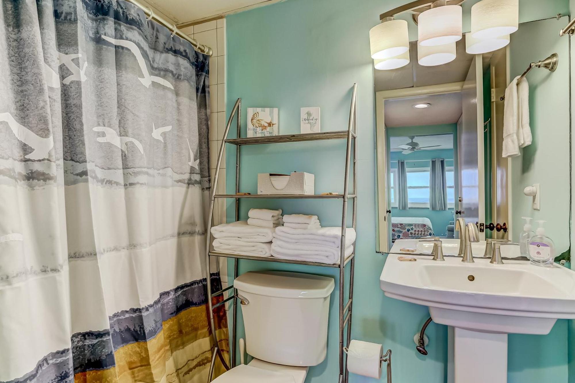 Beachfront 2nd Floor Unit. 2 Bedroom 2 Bath Private Balcony With Sweeping Ocean View Holiday home