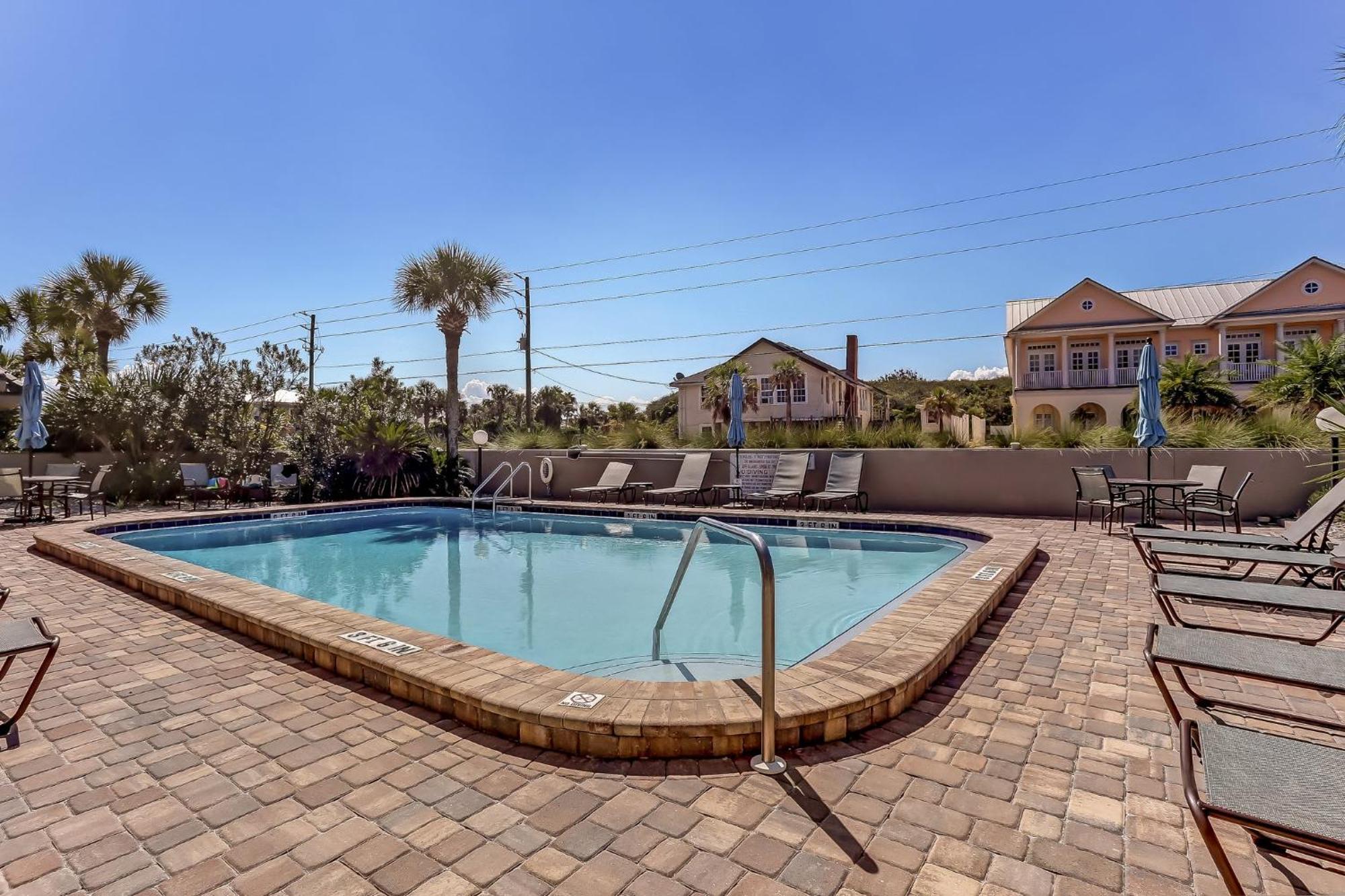 2 Bed/2 Bath, 4th Floor Oceanfront Sleeps 6. Oceanfront Deck And Pool.