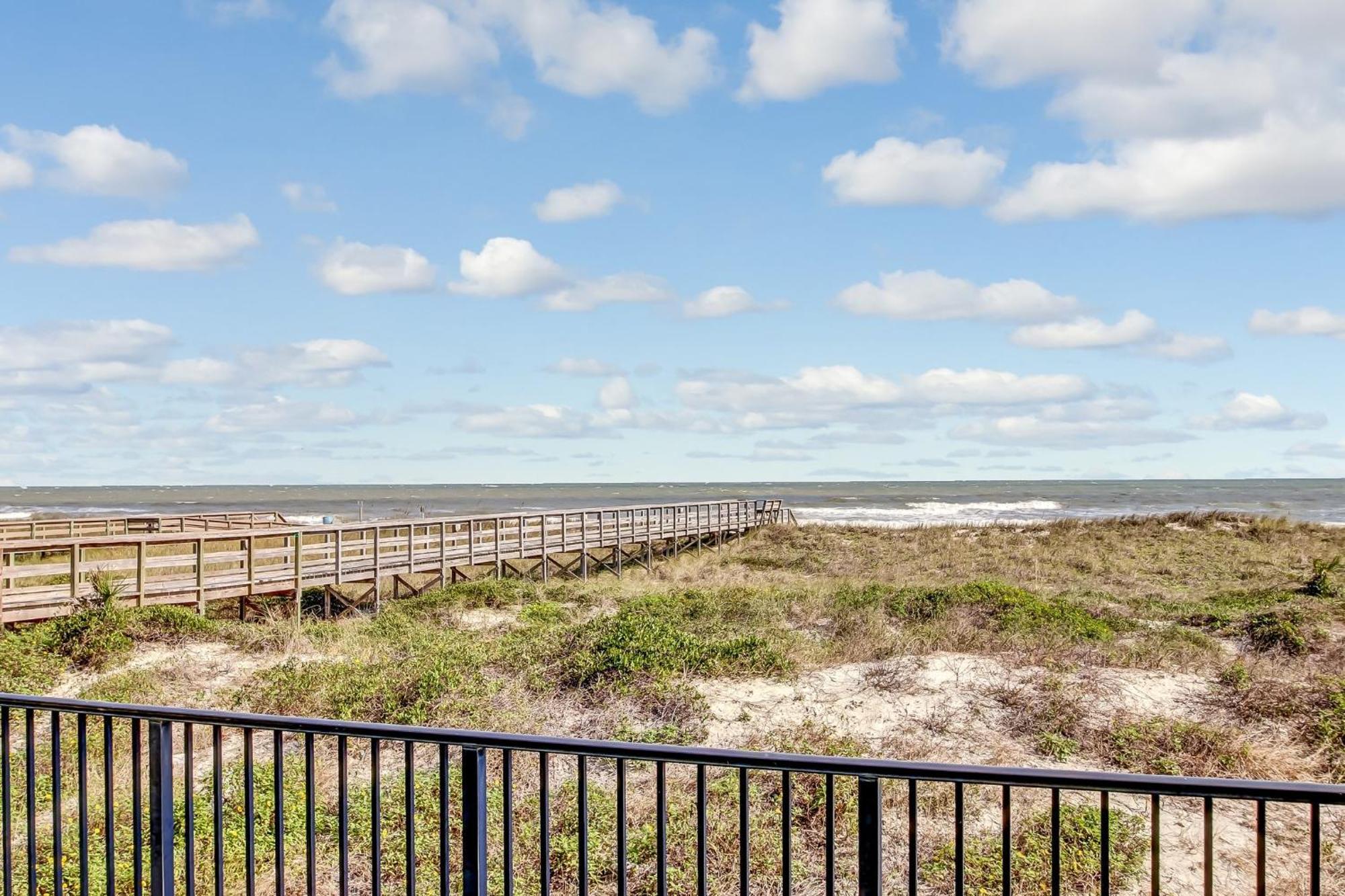 Holiday home Ocean View From The Master Bedroom And Living With A Spacious Balcony 303 Atlantis *
