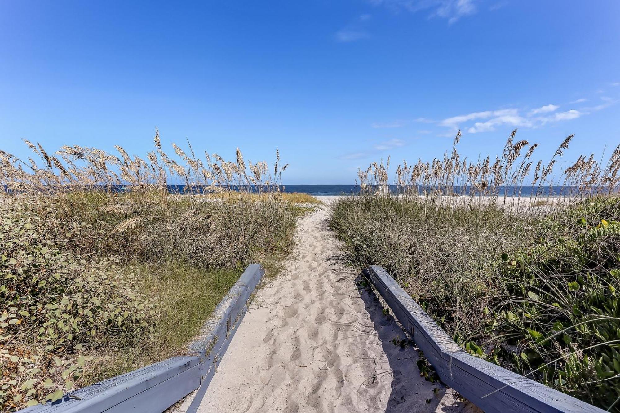 Holiday home 2 Bed/2 Bath Oceanfront Sleeps 6 Guests. Oceanfront Balcony And Pool. *