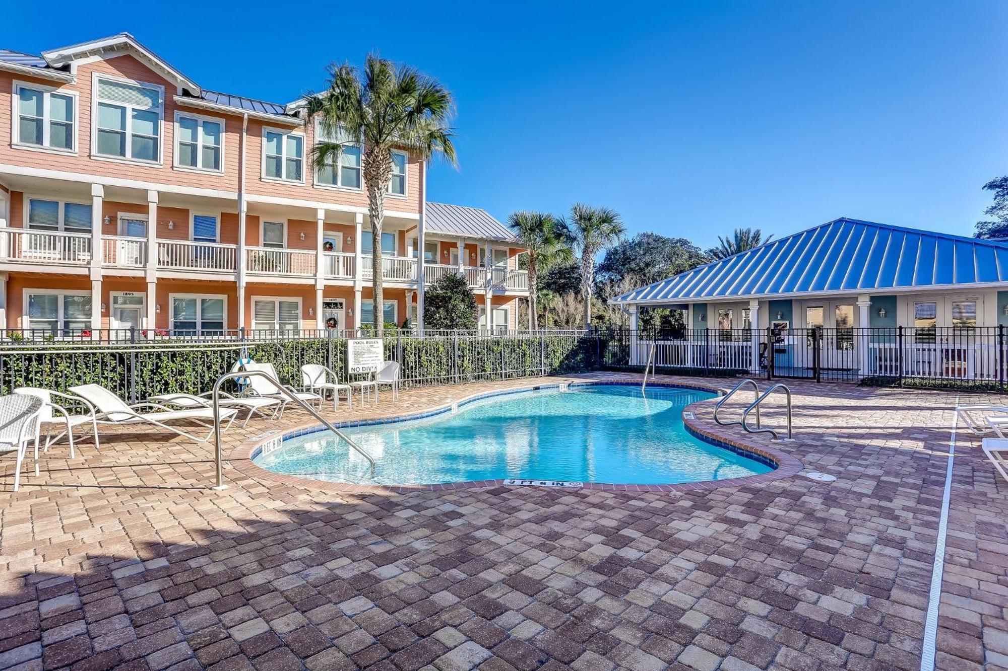 Holiday home Dog Friendly - 3 Story - Spacious End Unit - Within Walking Distance To The Ocean! 2142 Cape Sound