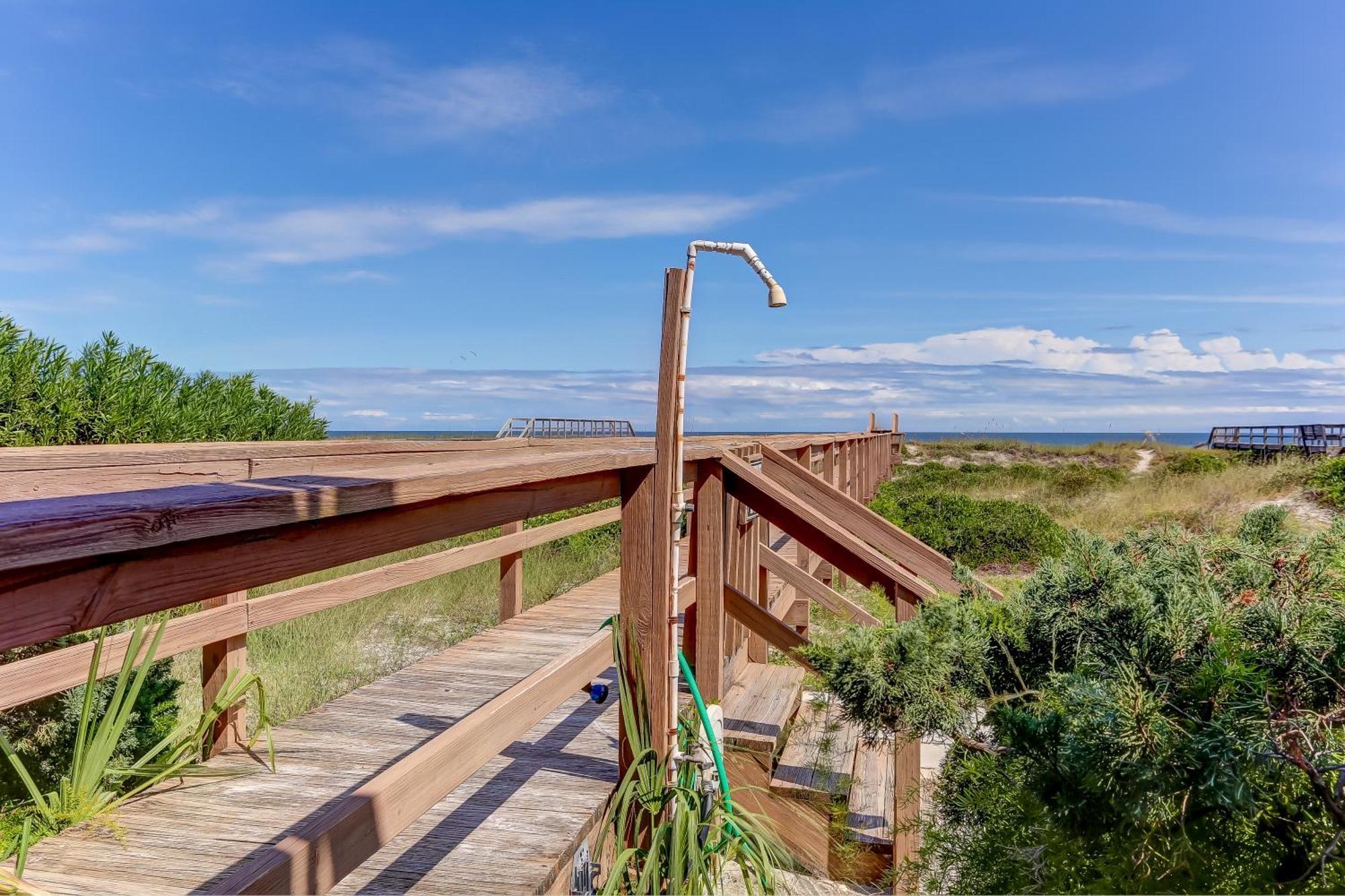 Dog Friendly-enjoy The Sun And Endless Ocean Views From The Upper Deck 2158a S Fletcher Ave Holiday home