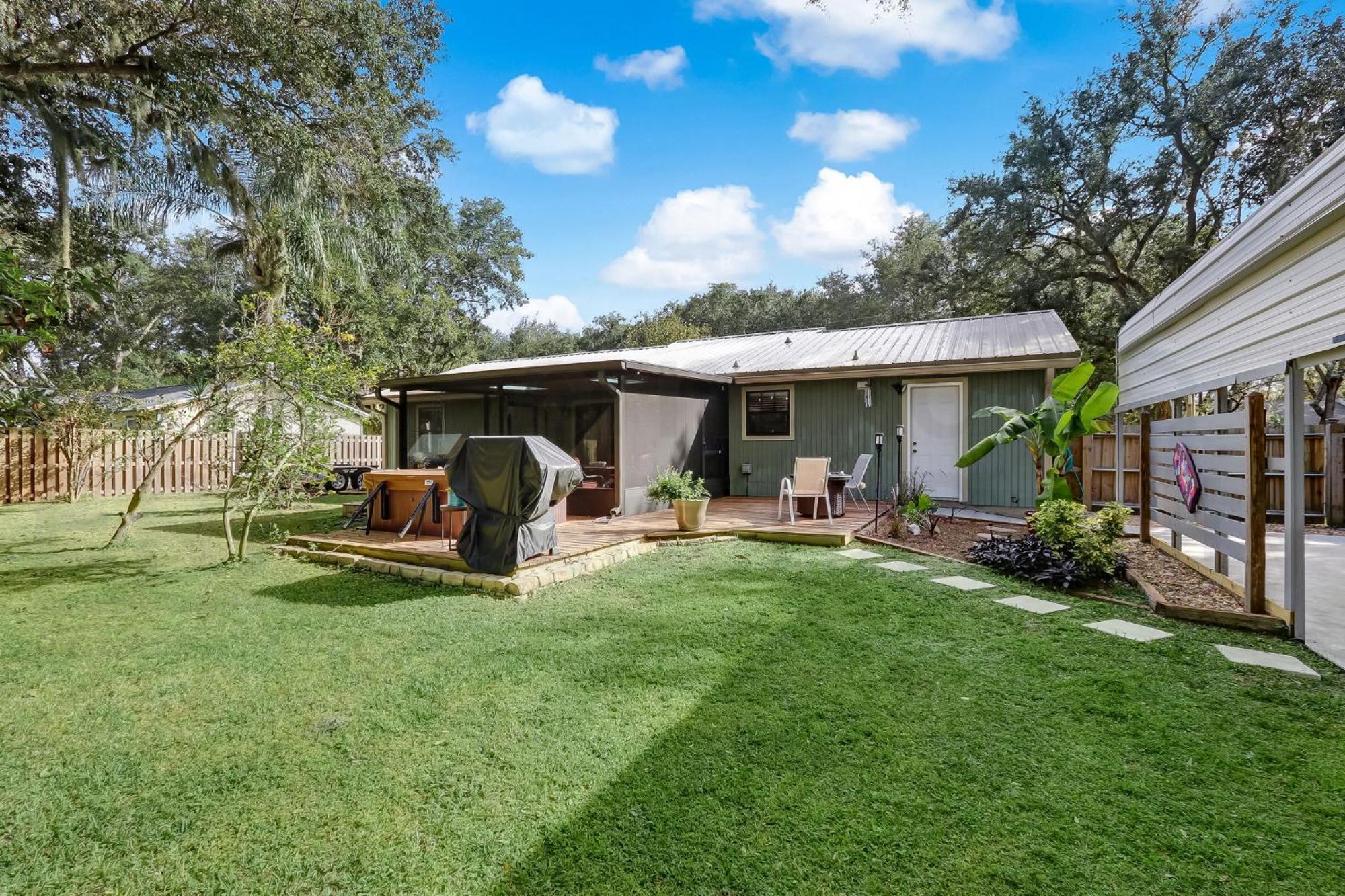 Holiday home Dog Friendly - Fully Fenced - Boat Or Jet Pad For Up To 24 Feet - Fruit Trees - 1 Week Required *