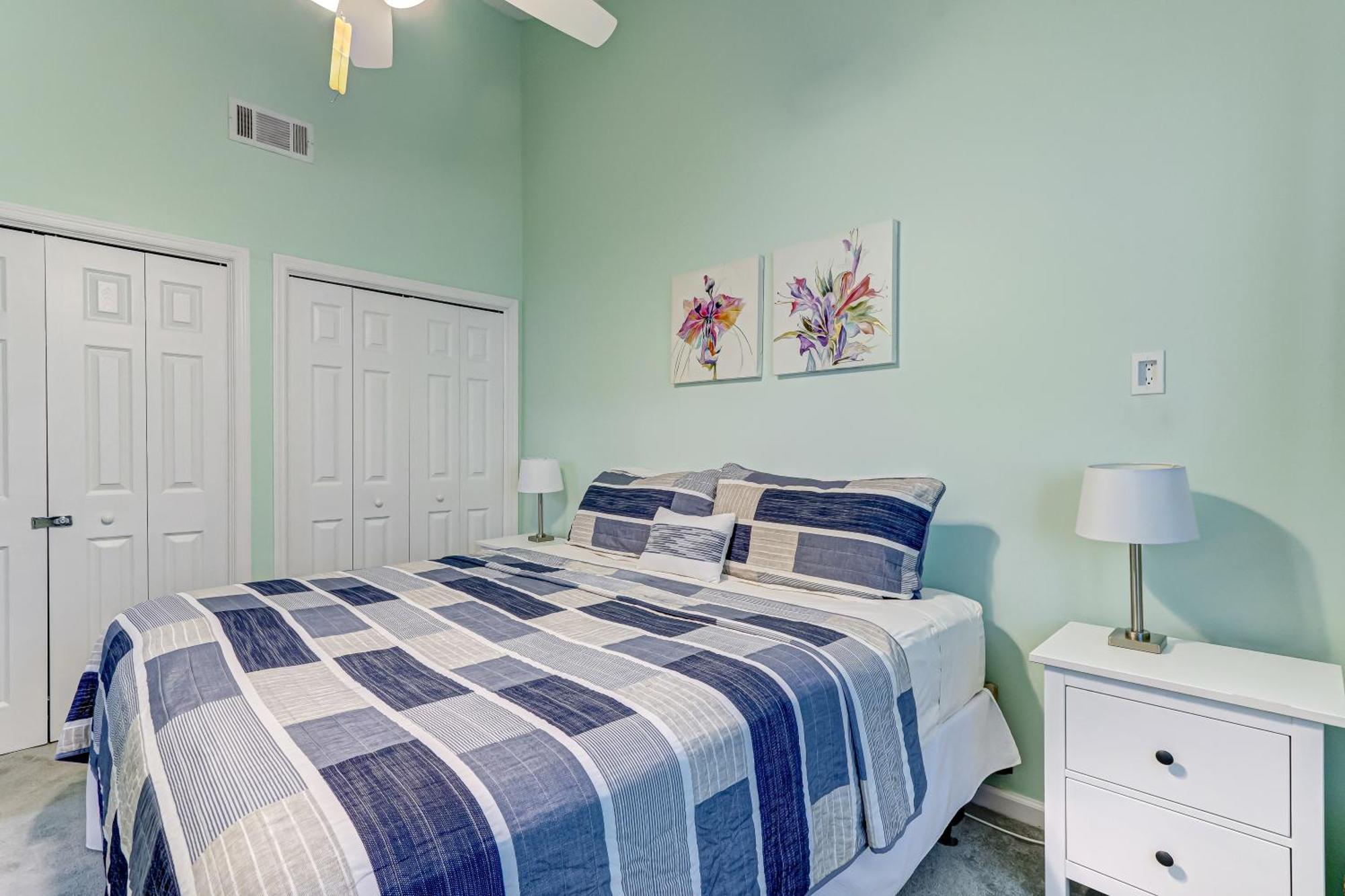 Dog Friendly! Bright And Fresh, Newly Appointed Two Bedroom One Bath Condo! Holiday home
