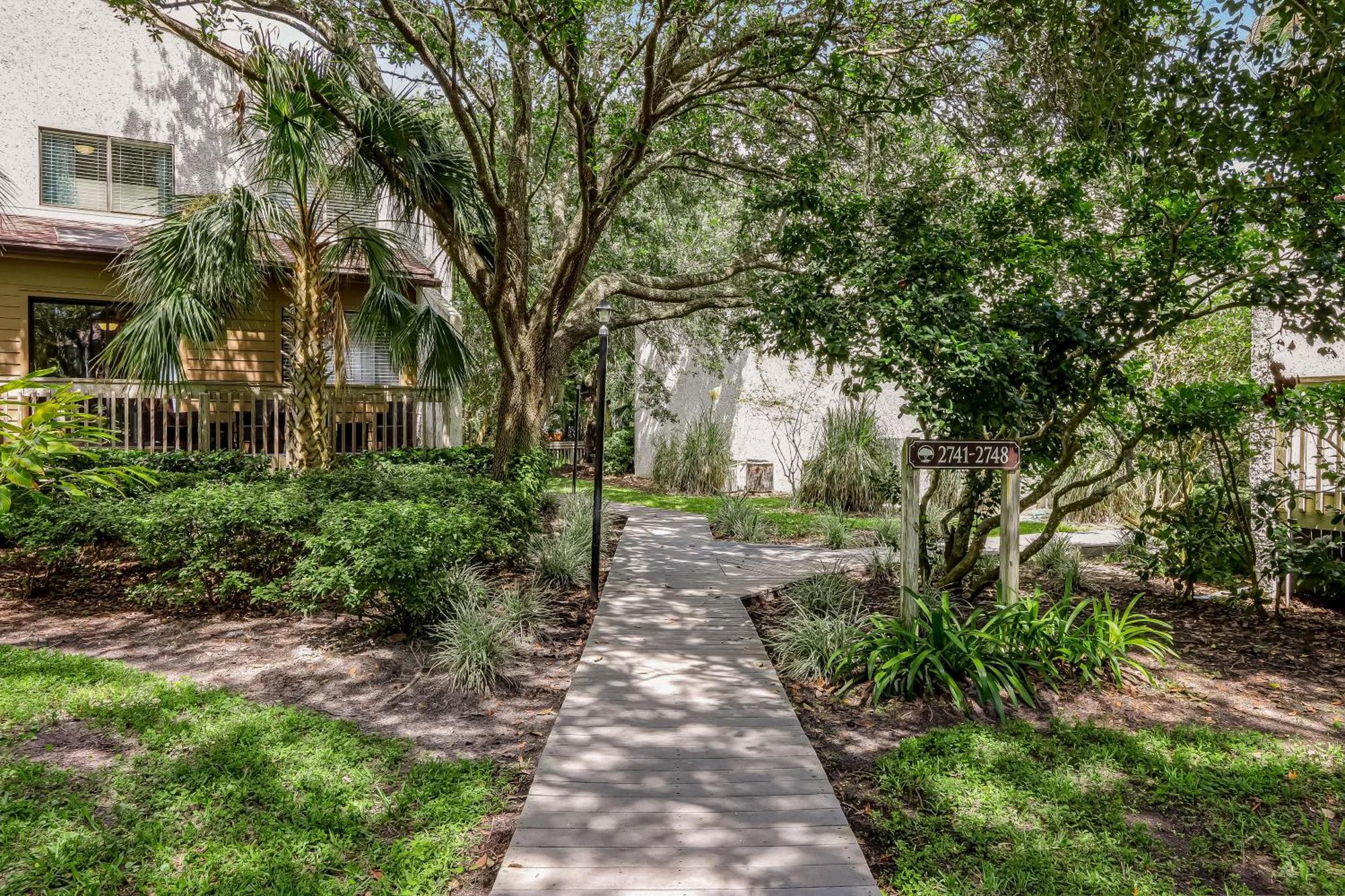 Dog Friendly! Bright And Fresh, Newly Appointed Two Bedroom One Bath Condo! Holiday home *