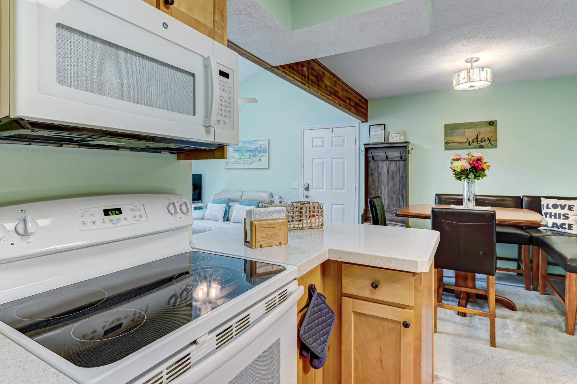 Holiday home Dog Friendly! Bright And Fresh, Newly Appointed Two Bedroom One Bath Condo!