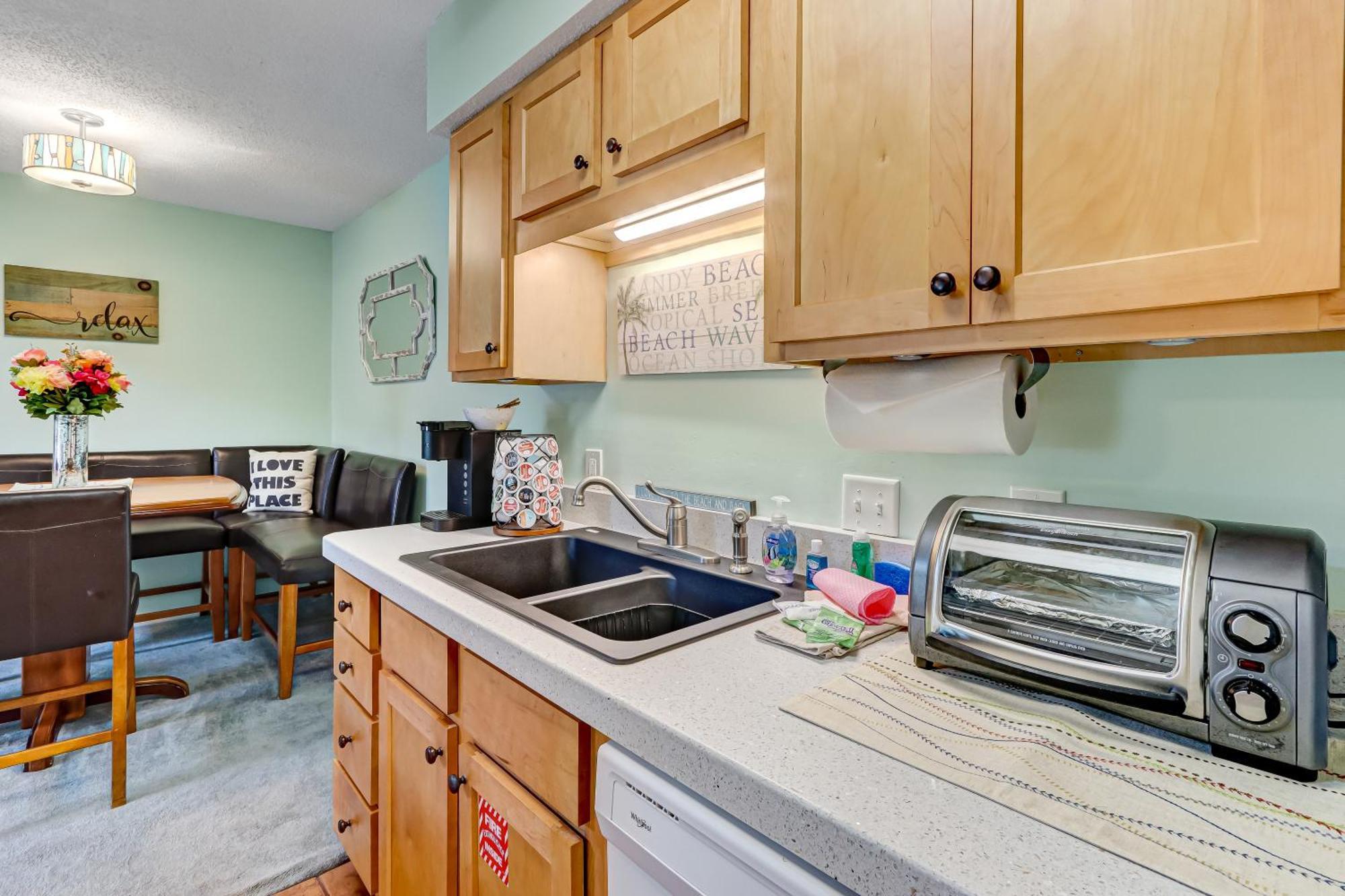 Dog Friendly! Bright And Fresh, Newly Appointed Two Bedroom One Bath Condo! Fernandina Beach